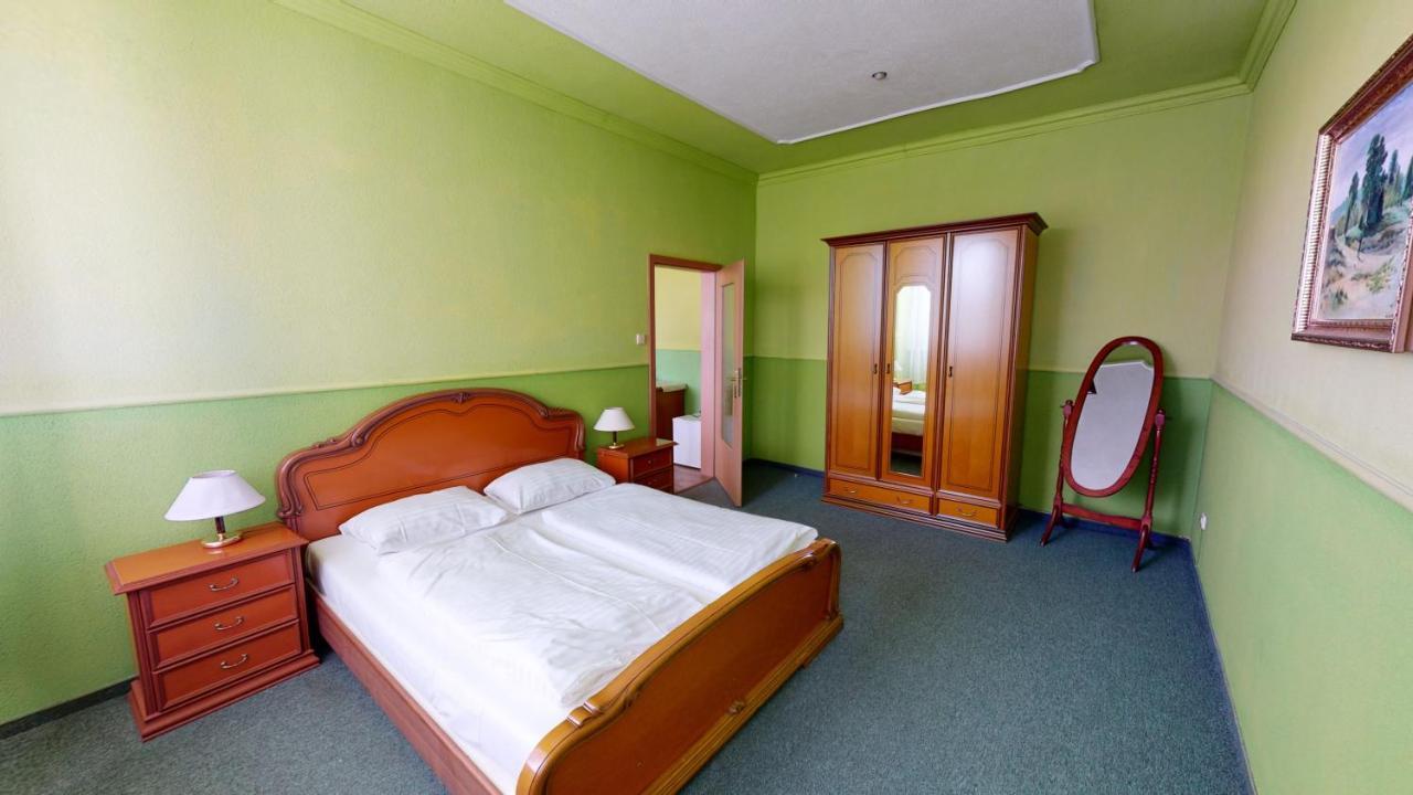 Hotel Hubert Nove Zamky Exterior photo